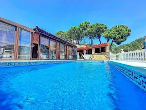 Hermosa casa en el campo, con vistas espectaculares al mar y la montaña.