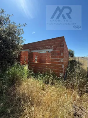 🏡 Finca Rústica en Venta – Esparragalejo (Badajoz) 🌳 Con pozo de agua y escrituras 2.000 m2 junto al polideportivo.
