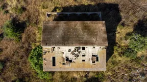 Villa sin terminar en el pintoresco valle de Pinyella