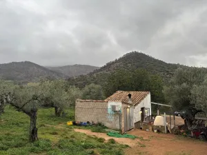Casita rústica con luz, agua y vistas espectaculares.