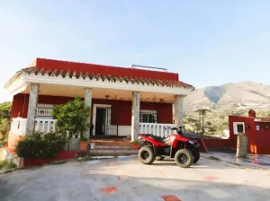 Finca rústica con chalet, 9.000 m2 de terreno, vistas al mar y pozo propio en Campo de Mijas