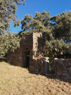 Terreno con dos ruinas