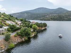 LA CASA DEL LAGO CHALET EXCLUSIVO CON ACCESO DIRECTO AL PANTANO DEL BURGUILLO Y VISTAS ÚNICAS