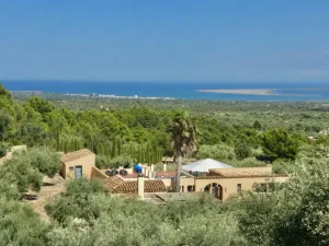 ESPECTACULAR FINCA RÚSTICA CON 3 VIVIENDAS, 4 APARTAMENTOS, PISCINA Y LICENCIA TURÍSTICA – VISTAS A TODO EL DELTA DEL EBRO