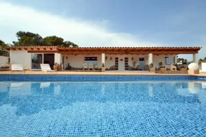 Exclusiva finca rústica de lujo con calidad de construcción suiza, autosuficiencia energética, casa de invitados, instalaciones ecuestres y espectaculares vistas al Delta del Ebro