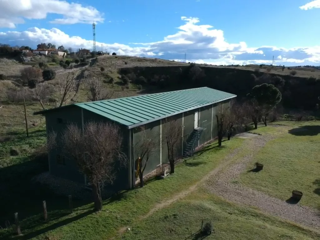 Imagem da quinta Propriedade de 1,4 hectares. Armazém de 600 m² junto à A1