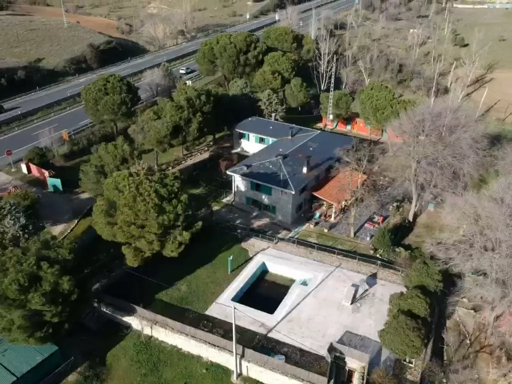 Imagem da quinta Propriedade de 1,4 hectares. Armazém de 600 m² junto à A1