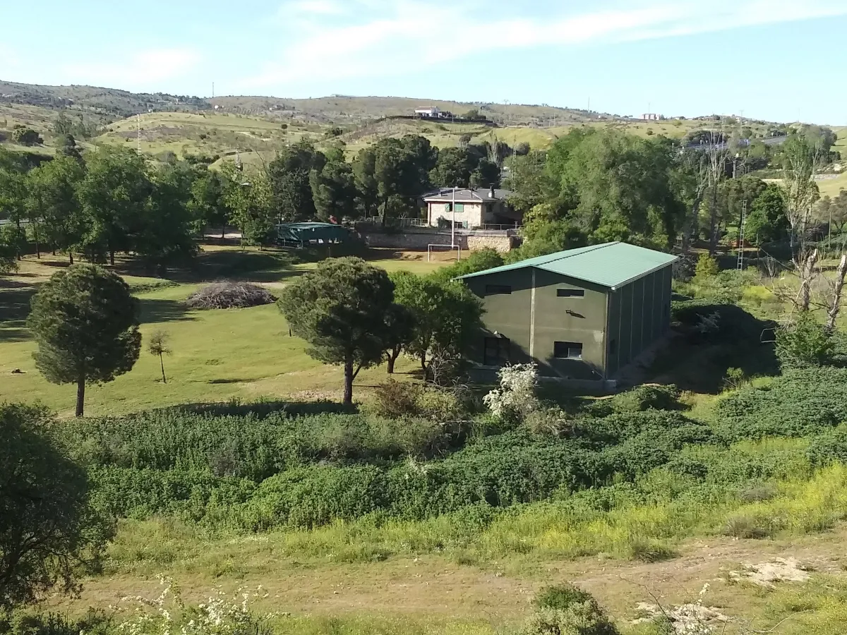 Imagem da quinta Propriedade de 1,4 hectares. Armazém de 600 m² junto à A1