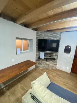 Finca rústica con casa, piscina y olivos