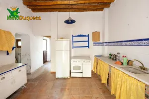 CASA-CORTIJO de 2 plantas en suelo de Granada Capital