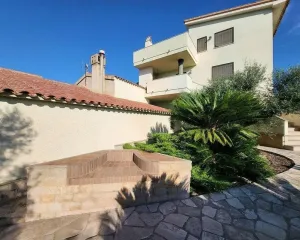 Finca rústica de 22ha con 3 viviendas, nave y zona agrícola en Camarles