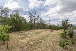 Parcela rústica de 820 m2 con casa escriturada cerca del pueblo