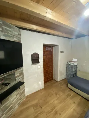 Finca rústica con casa, piscina y olivos