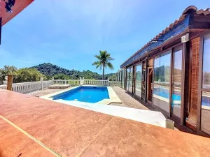 Hermosa casa en el campo, con vistas espectaculares al mar y la montaña.