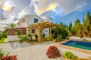 Preciosa casita rustica con vistas al mar.