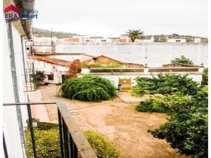 Casa Señorial con Gran Parcela en Pleno Centro de Constantina