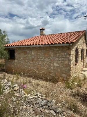 FINCA URBANA- RUSTICA CON EXCELENTE CASETA DE PIEDRA EN LA MONTAÑA PRECIO 155.000