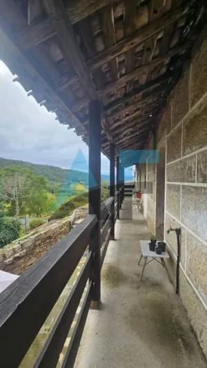 OPORTUNIDAD EN TOÉN: Casa de piedra con gran potencial