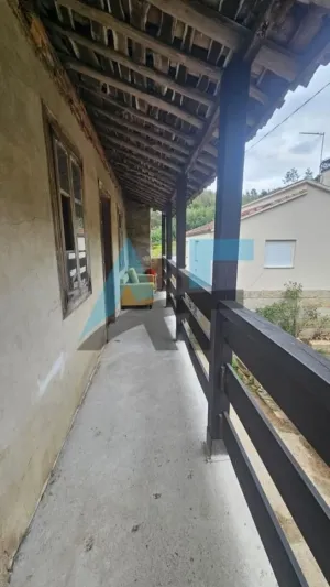 OPORTUNIDAD EN TOÉN: Casa de piedra con gran potencial