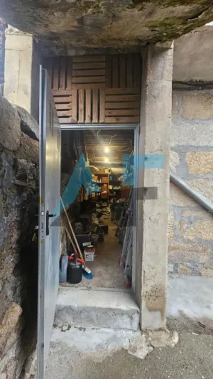 OPORTUNIDAD EN TOÉN: Casa de piedra con gran potencial