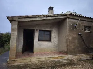 Finca rústica de 22ha con 3 viviendas, nave y zona agrícola en Camarles