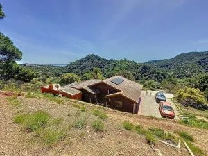 Hermosa casa en el campo, con vistas espectaculares al mar y la montaña.