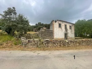 Terreno con dos ruinas