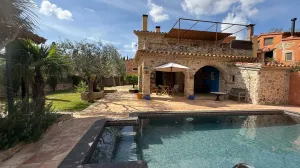 EXCLUSIVA CASA RÚSTICA CON JARDÍN, PISCINA Y VISTAS ABIERTAS