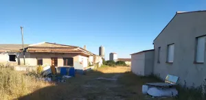 Finca con naves abandonadas en Segovia