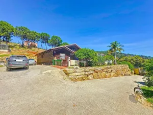 Hermosa casa en el campo, con vistas espectaculares al mar y la montaña.