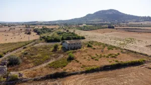 Villa sin terminar en el pintoresco valle de Pinyella