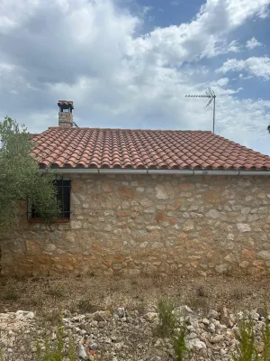 FINCA URBANA- RUSTICA CON EXCELENTE CASETA DE PIEDRA EN LA MONTAÑA PRECIO 155.000
