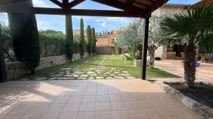 EXCLUSIVA CASA RÚSTICA CON JARDÍN, PISCINA Y VISTAS ABIERTAS