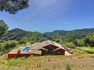 Hermosa casa en el campo, con vistas espectaculares al mar y la montaña.