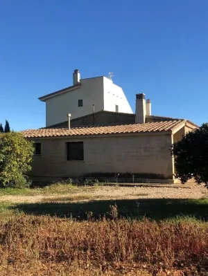 Finca rústica de 22ha con 3 viviendas, nave y zona agrícola en Camarles