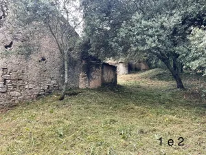 Terreno con dos ruinas