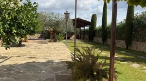 EXCLUSIVA CASA RÚSTICA CON JARDÍN, PISCINA Y VISTAS ABIERTAS