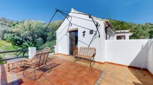 Villa de estilo rustico en Casares, parcela 30.000m