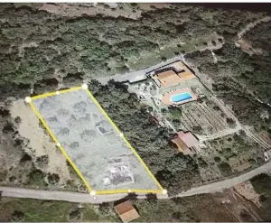 Terreno con dos ruinas