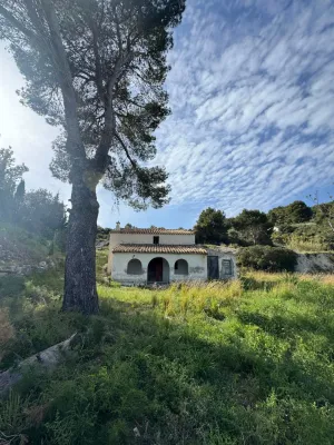Finca con vistas al mar en Teulada · 7.300 m2 de parcela y casa para reformar con gran potencial
