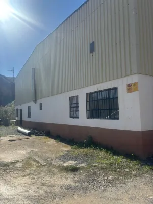 Finca rústica con nave y vivienda