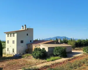 Finca rústica de 22ha con 3 viviendas, nave y zona agrícola en Camarles