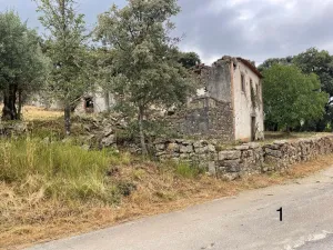 Terreno con dos ruinas