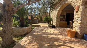EXCLUSIVA CASA RÚSTICA CON JARDÍN, PISCINA Y VISTAS ABIERTAS