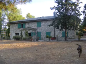 Propriedade de 1,4 hectares. Armazém de 600 m² junto à A1