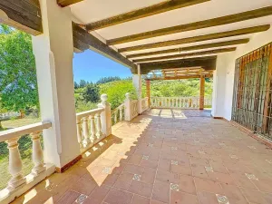 Preciosa finca con vistas al mar, en Estepona.