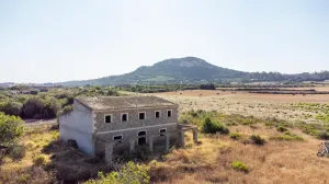 Villa sin terminar en el pintoresco valle de Pinyella