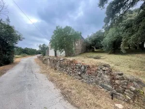 Terreno con dos ruinas
