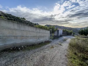 Finca rústica de AGUACATES con CONTRUCCIÓN de 37 m2 en Los Guájares (Faragüit).