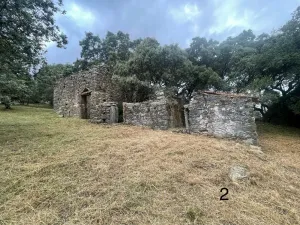 Terreno con dos ruinas